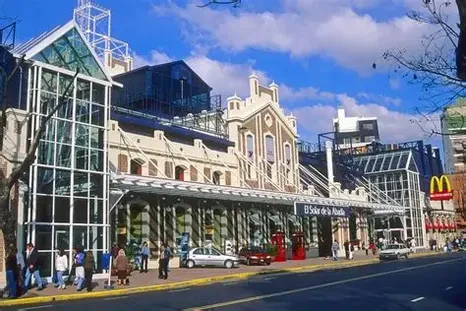 El Solar Shopping, el icónico centro comercial y punto de encuentro de Las Cañitas. El Solar Shopping, el icónico centro comercial y punto de encuentro de Las Cañitas.