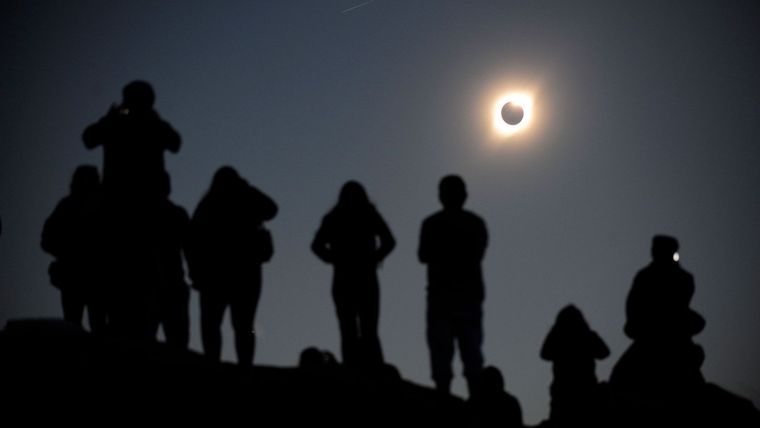 Aun cuando el eclipse no te afecte a nivel de tu carta natal, puedes notar que hay mucha acción a tu alrededor, no solo en tu propio círculo sino también en el mundo. Foto: Archivo MDZ