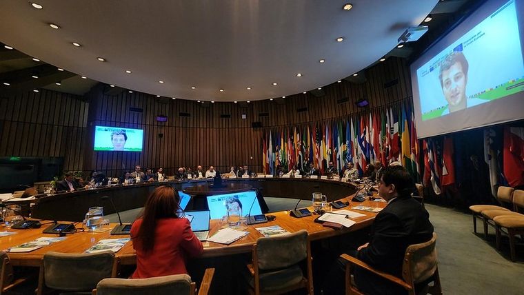 En Santiago, Mendoza compartió su experiencia ante la Unión Europea y el IICA, posicionándose como referente en eficiencia hídrica. En Santiago, Mendoza compartió su experiencia ante la Unión Europea y el IICA, posicionándose como referente en eficiencia hídrica.