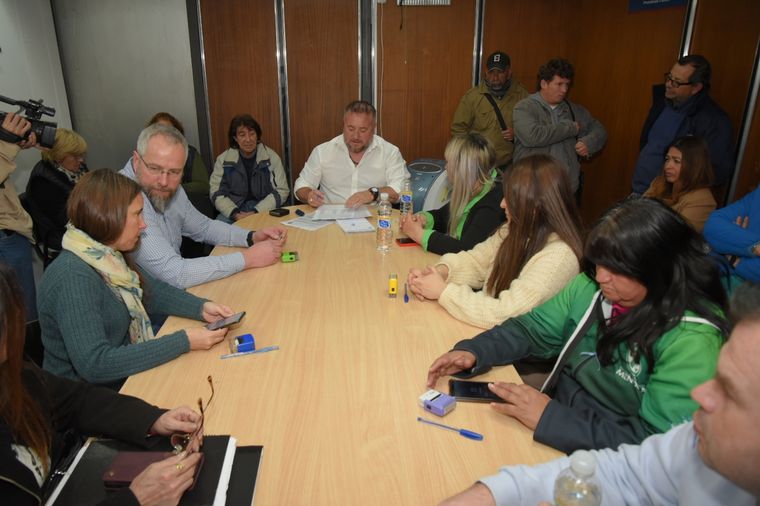 El titular de ATE, Roberto Macho, firmó el acta paritaria este jueves con las autoridades provinciales Foto: Gobierno de Mendoza
