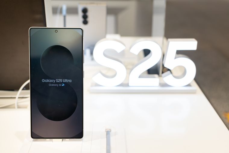 Comprar en Walmart a través de un servicio de courier permite recibir el Samsung Galaxy S25 Ultra en la puerta de tu casa. Comprar en Walmart a través de un servicio de courier permite recibir el Samsung Galaxy S25 Ultra en la puerta de tu casa.