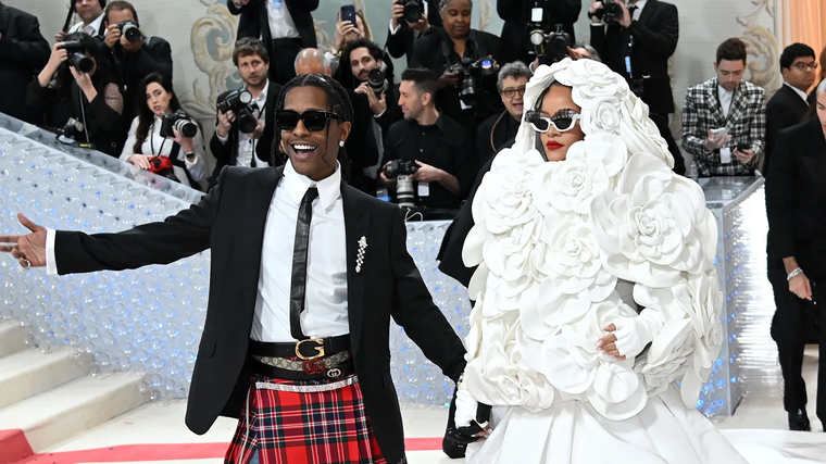 Las tiernas imágenes de Rihanna y A$AP Rocky Rihanna y A$AP Rocky en la MET Gala 2023. Foto: Getty Images