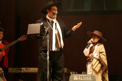 MDZol | El Chaqueño Palavecino junto a uno de los ganadores de la Tonadita. Foto: Gentileza