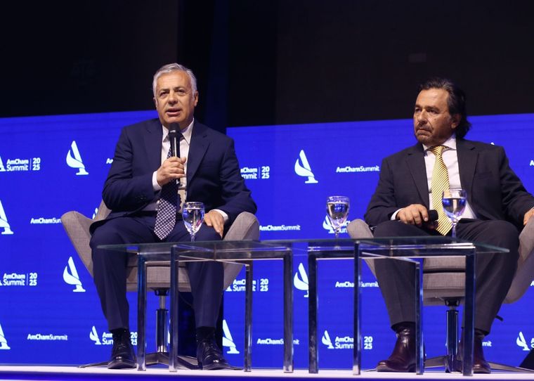 Cornejo en el foro junto al gobernador de Salta, Gustavo Sáenz. Foto: X @alfredocornejo