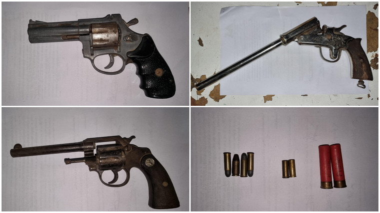 Los dos revólveres, el pistolón y las municiones incautadas. Los dos revólveres, el pistolón y las municiones incautadas.
