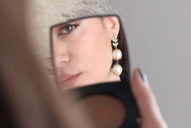 MDZol | La moda noventera regresó para ponerse en tendencia en aros y joyas Foto: Instagram @nina.caram