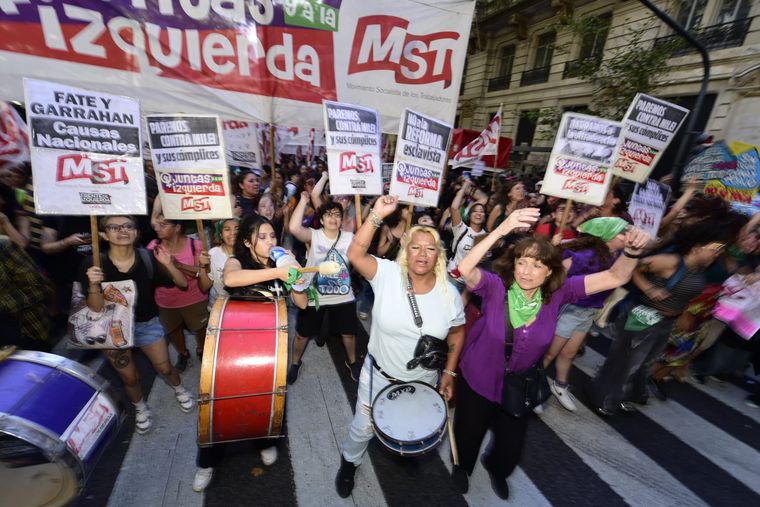 La diputada Vilma Ripoll, del MST, en la marcha por el 8M.
