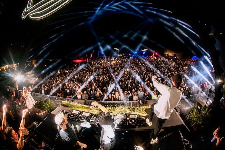 Cientos de amantas de la fiesta electrónica en la primera noche de Arcana. Foto: MDZ