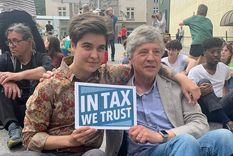 Los millonarios Marlene Engelhorn y Phil White se unieron a una protesta en Davos pidiendo impuestos más altos para los ricos Foto: PHIL WHITE