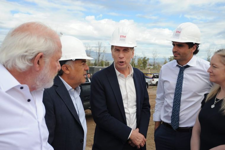 Diego Santilli fue recibido por el gobernador Alfredo Cornejo y autoridades provinciales tras su arribo a Mendoza.