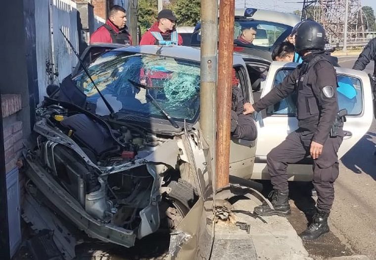 Así quedó el Clio gris tras una persecución que se produjo sobre la General Paz y terminó con el auto incrustado en una casa en Villa Tesei&nbsp;