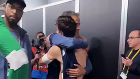 El afectuoso abrazo entre Lionel Messi y Luis Enrique. El afectuoso abrazo entre Lionel Messi y Luis Enrique.