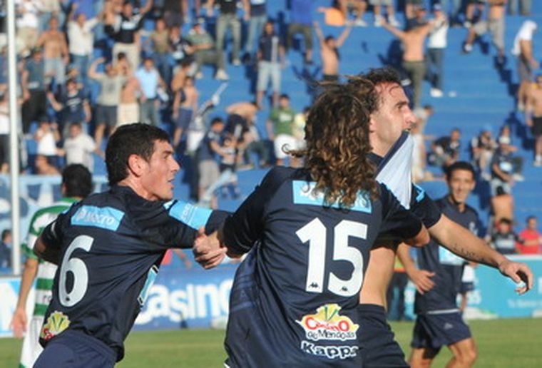 De la Vega festeja su gol, el segundo de la Lepra. Foto: Pachy Reynoso / MDZ