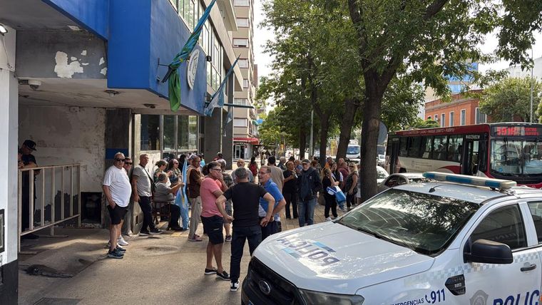 Familiares y efectivos retirados se manifestaron hoy en Mar del Plata reclamando un aumento salaria Familiares y efectivos retirados se manifestaron hoy en Mar del Plata reclamando un aumento salaria