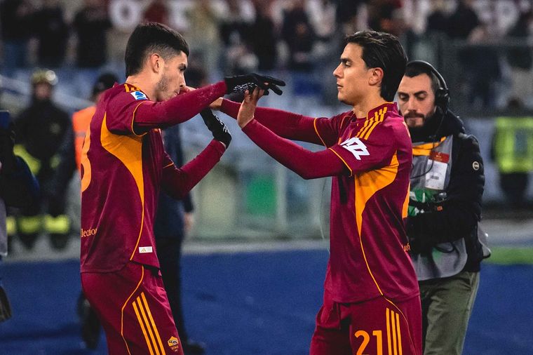 El argentino Matías Soulé, autor del primer tanto de la victoria 3-1 de la Roma, recibe el saludo de su compatriota Paulo Dybala, quien volvió a la titularidad con un muy buen nivel. El argentino Matías Soulé, autor del primer tanto de la victoria 3-1 de la Roma, recibe el saludo de su compatriota Paulo Dybala, quien volvió a la titularidad con un muy buen nivel.