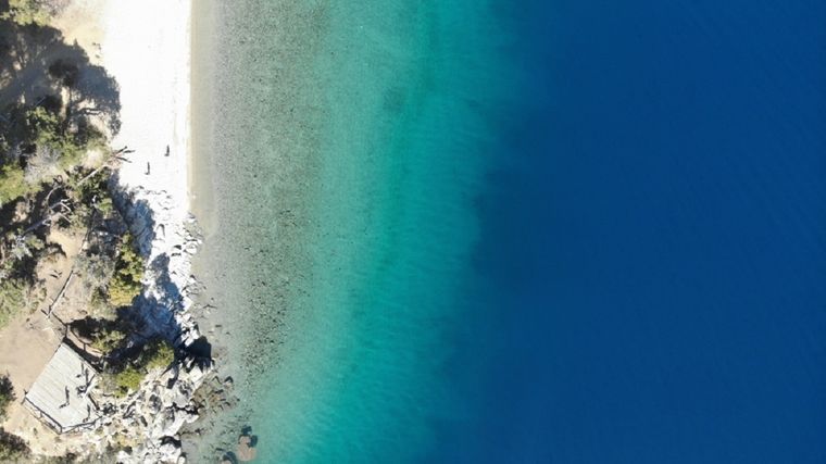 A menos de 50 kilómetros de Villa La Angostura se encuentra una paradisíaca playa de arena y aguas tranquilas Foto: shutterstock