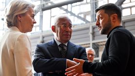 Los presidentes del Consejo Europeo, António Costa, y de la Comisión Europea, Ursula von der Leyen, escuchan al presidente de Ucrania, Volodímir Zelenski. Foto Dpa
