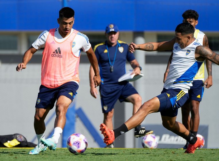 Pompei observando a Ramírez y Equi Fernández durante el entrenamiento Foto: Boca Juniors