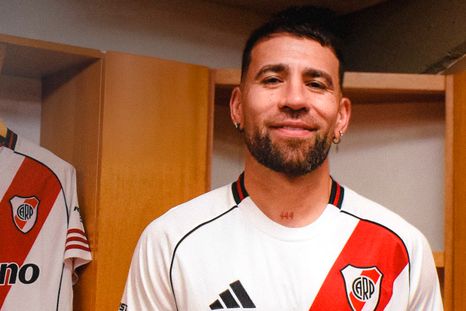 Nicolás Otamendi ya posó con la camiseta de River. Nicolás Otamendi ya posó con la camiseta de River.