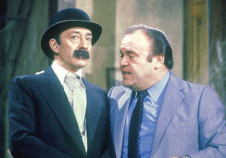 El mítico humorista argentino, Alberto Olmedo, falleció un 5 de marzo al caer de un balcón en Mar del Plata. El mítico humorista argentino, Alberto Olmedo, falleció un 5 de marzo al caer de un balcón en Mar del Plata.