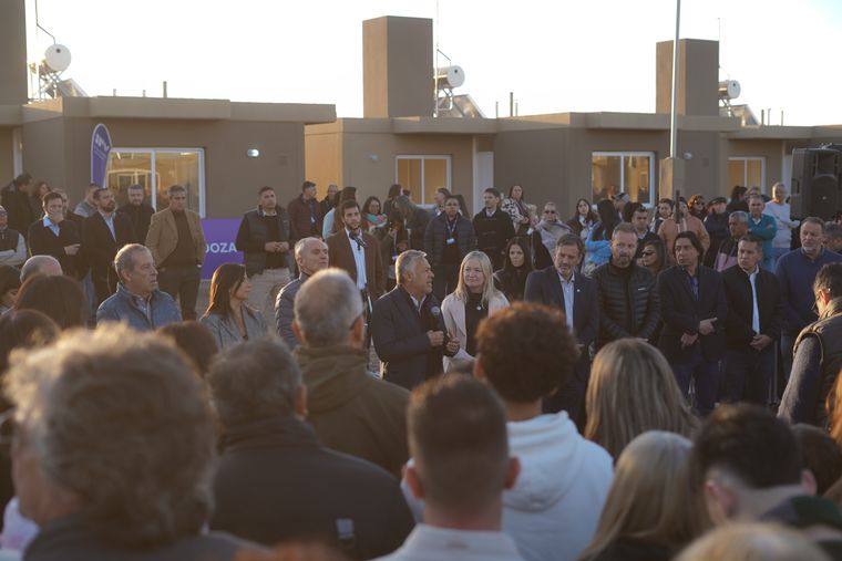 El gobernador Alfredo Cornejo encabezó este jueves en San Martín un nuevo acto de entrega de viviendas