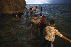 Los migrantes aprovecharon la marea baja para intentar cruzar la frontera. Entre ellos, se encontraban cientos de menores de edad. Foto: GETTY IMAGES
