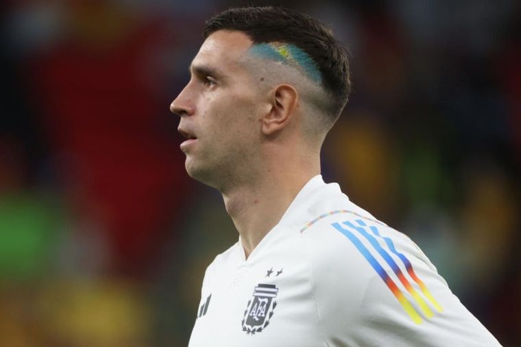 Dibu Martínez reveló la reacción de Scaloni al ver su peinado. Foto: EFE