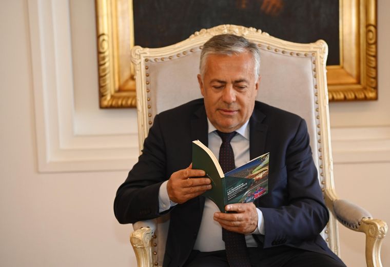 Alfredo Cornejo y un libro sobre minería. Foto: x @alfredocornejo
