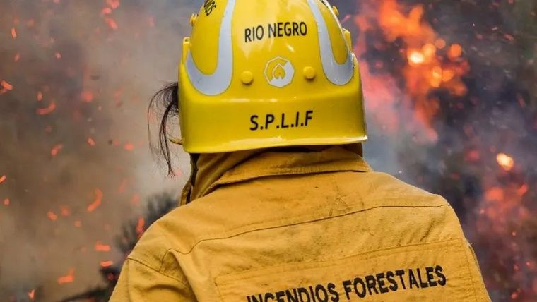 Los equipos de lucha contra el fuego continúan trabajando en el parque nacional Nahuel Huapi con el objetivo de contener los focos activos. Foto: Gobierno de Río Negro