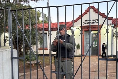 Personal de seguridad cerrando una de las tantas escuelas donde se celebraron las elecciones de Misiones Personal de seguridad cerrando una de las tantas escuelas donde se celebraron las elecciones de Misiones