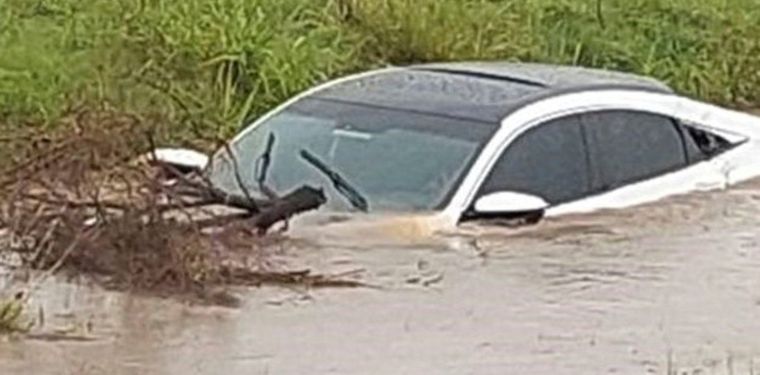 El auto quedó sumergido en el agua