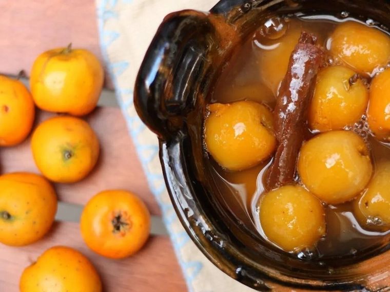 Deliciosos tejocotes en almíbar para celebrar el Día de los Muertos.