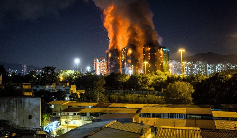 El incendio ha destruido tres rascacielos en Hong Kong, China. Foto Efe