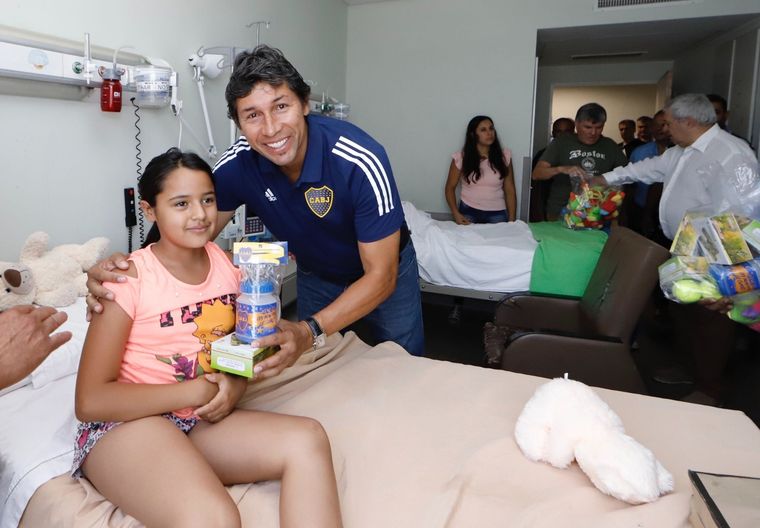 El Patrón Bermúdez junto a una nena en el hospital Rawson. Boca Juniors Foto: Boca Juniors
