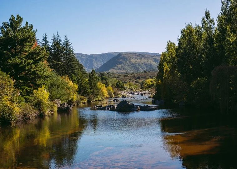Amboy está en el Valle de Calamuchita y se destaca por sus calles empedradas, la capilla San José (1885) y un arroyo manso con sombra de monte.