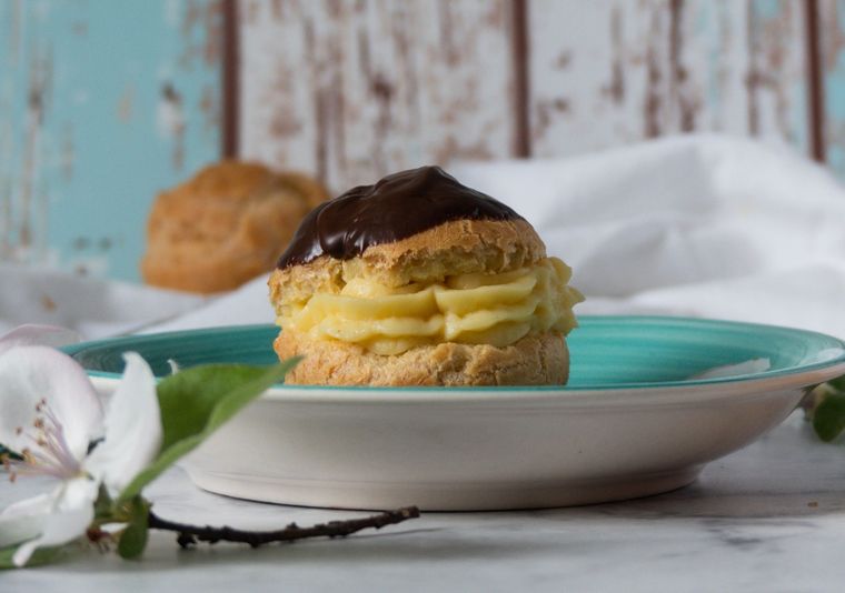 Los profiteroles son un clásico de la pastelería. Comer un bocado de estos profiteroles se convierte en una fiesta. Foto: Unsplash