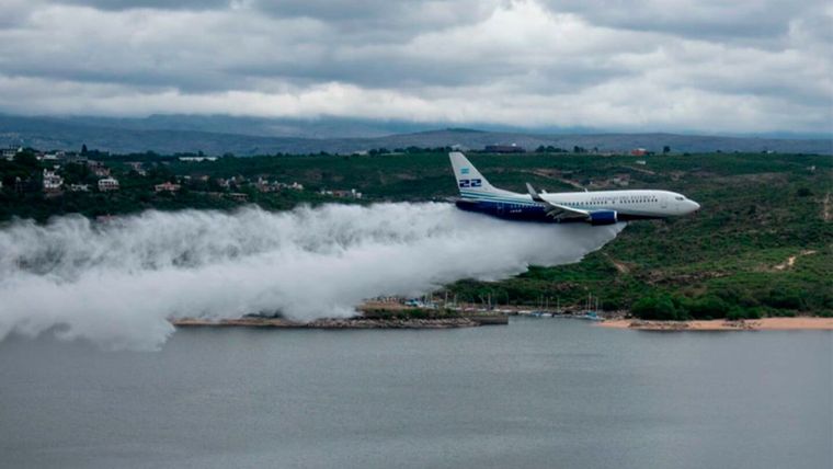 Un avión Boeing 737 de gran tamaño cruzó el cielo a muy baja altura y descargó miles de litros de agua sobre el lago San Roque.