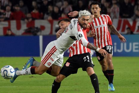 El momento de la lesión. Ezequiel Piovi le robó el balón, De Arrascaeta cayó mal, quedó sentido y no pudo continuar en el campo de juego. ¿Llegará al Mundial 2026?