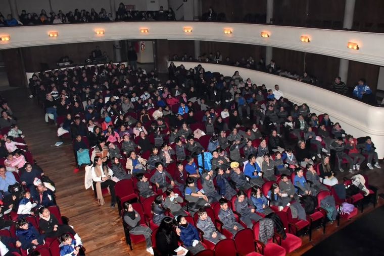 A sala llena se realizó la función. A sala llena se realizó la función.