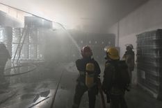 Un incendio en Guaymallén afectó parte de la producción de una fábrica de botellas.