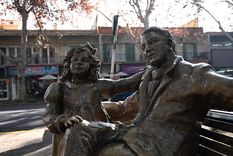 La escultura de San Martín y Merceditas fue restaurada y colocada otra vez en la Alameda, tras ser vandalizada por cuarta vez en abril.