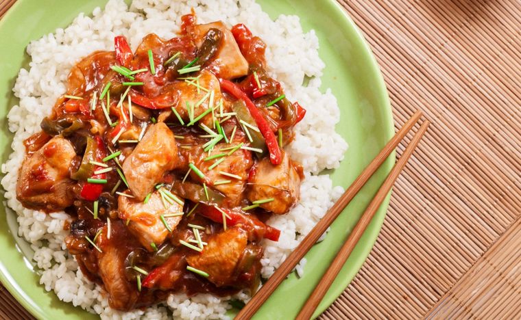 Pollo agridulce con arroz Una receta exquisita de pollo agridulce con arroz para hacer en minutos. Foto: Shutterstock