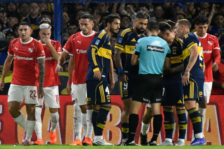 El primer tiempo de Boca-Independiente terminó caldeado.