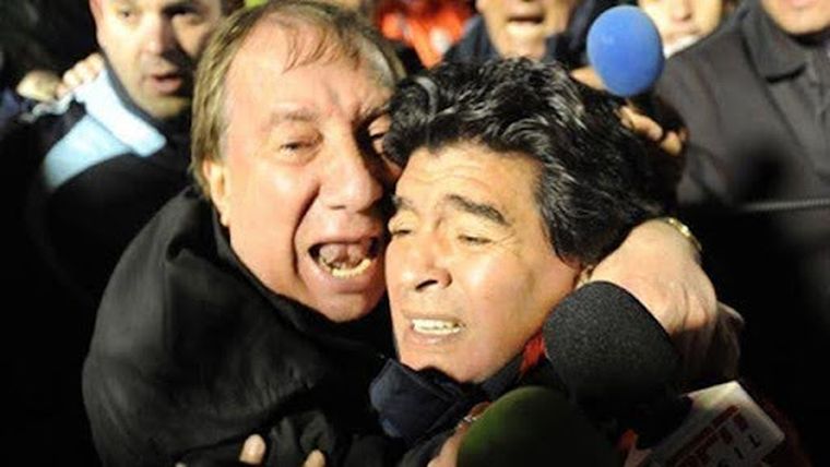 Ese abrazo infinito entre Diego y Carlos. Ese abrazo infinito entre Diego y Carlos.
