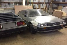 ¿seran de marty mcfly? encontraron dos delorean sin uso en un granero