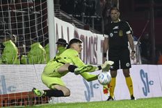 Héroe. El paraguayo Gill le atajó el penal al Tigre Romero y fue el gran artífice de la clasificación del Ciclón a semis. Foto: FotoBaires