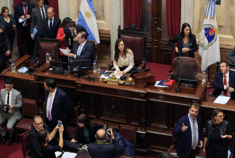 Villarruel encabeza la sesión en el Senado. Foto: NA