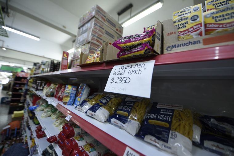 Gondolas supermercados precios inflacion alimentos aumento canasta basica costo de vida buenos aires (3).JPG