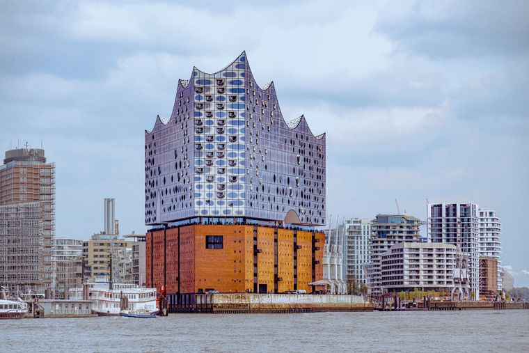 La Elbphilharmonie de Hamburgo demuestra que la mejor arquitectura, como los grandes equipos de fútbol, combina estrategia, coordinación e innovación para alcanzar resultados extraordinarios. La Elbphilharmonie de Hamburgo demuestra que la mejor arquitectura, como los grandes equipos de fútbol, combina estrategia, coordinación e innovación para alcanzar resultados extraordinarios.
