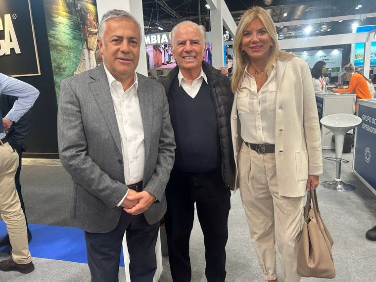 Alfredo Cornejo junto a Alejandro Bulgheroni y su esposa Bettina. Foto: Gobierno de Mendoza